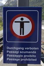 Hinweisschild im Bahnhof von  Zernez  am 8. Juni 2019.