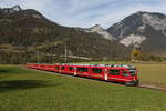 RhB ABe 8/12 3511 mit zusätzlichen Personenwagen auf dem Weg nach Thusis.